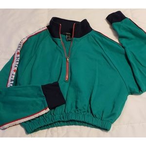 Forever 21 Cropped sweatshirt